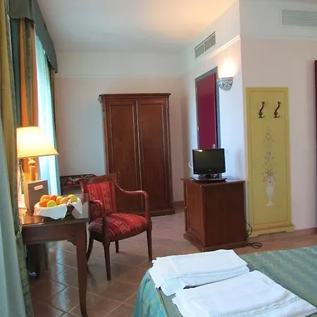 Emmaus Hotel 3*